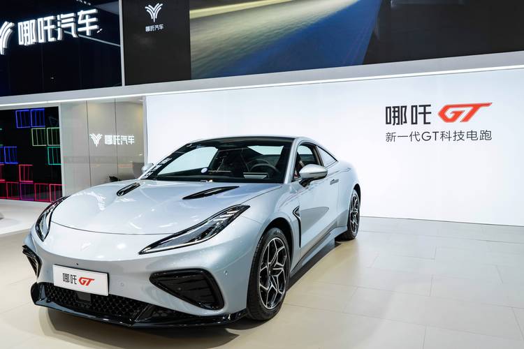 惠州130哪吒汽车在智能汽车领域的表现，领途汽车在新能源汽车市场中的影响力